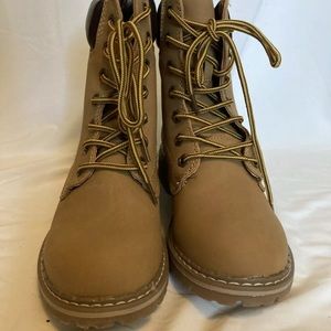 Forever Broadway 5 Women's Camel color Ankle High Combat Hiking Boots Size 6.5
